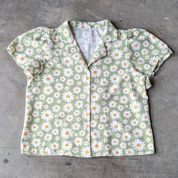 Boutique Green White Floral Daisy Puff Shoulder Short Sleeve Blouse - Picture 2 of 9